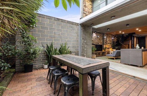 Redfern Apartment | Modern & Stylish 3BR in Redfern