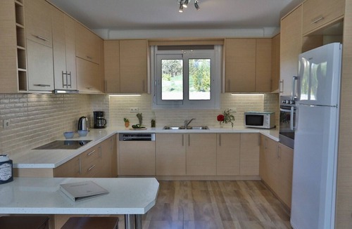 Adelianos Kampos House | modern villa with private pool, just 5 minutes to the beach