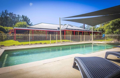 Broke House | Monkey Place Country House - Unique, sandstone 4 bdrm home with pool, spa and awesome fireplace!