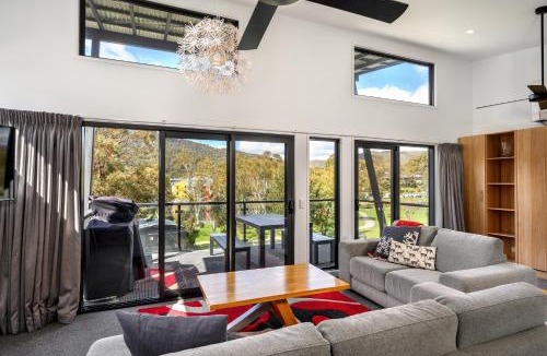 Lake Crackenback Ski Chalet | Monument Chalet in Crakenback Resort