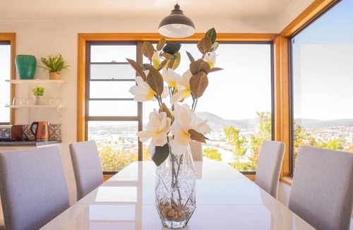 Moonah House | Moonah House-10 mins to CBD & MONA, sleep 11, great view, park 3 cars