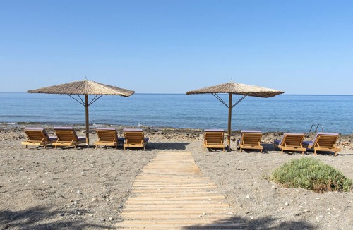 Koutsouras Villa | Moonlight seafront living with private infinity pool and whirlpool