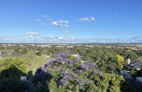 Morwell House | Morwell Pet friendly 3BR Retreat Free Parking Netflix