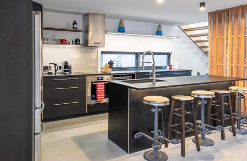 Mossy Point House | Mossy Green Door MTB stay minutes to Mogo Trails