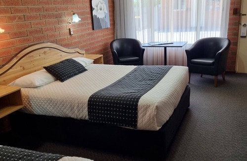 Melville Cabin | Motel Unit, 1 Street back from the beach with tidal pool