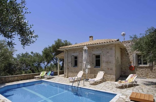 Riglia Villa | Mountain views, short drive to beach/harbour