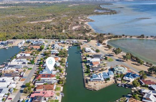 South Yunderup House | Murray River Family Retreat Jetty Spa Sauna