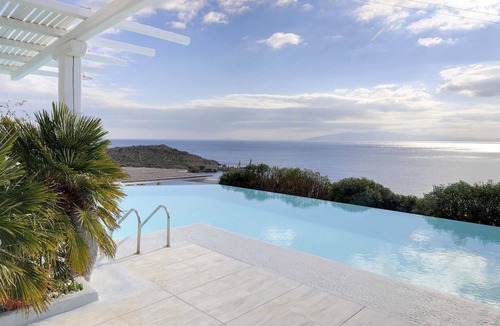 Agios Ioannis Villa | My Rental Homes - Villa Rocky only 80 meters from the sea front with amazing views