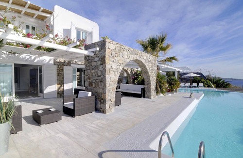 Agios Ioannis Villa | My Rental Homes - Villa Rocky only 80 meters from the sea front with amazing views