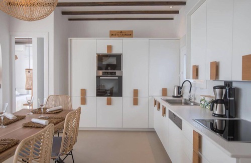 Platis Gialos Villa | My Rental Homes - Villa Waves with pool and Jacuzzi. Close to Platis Gialos beach