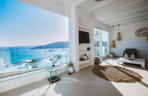 Platis Gialos Villa | My Rental Homes - Villa Waves with pool and Jacuzzi. Close to Platis Gialos beach
