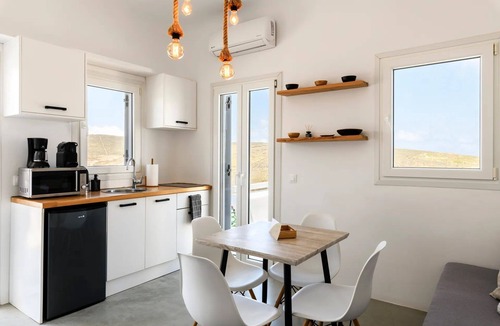 Xilokeratidi Apartment | Mykonos Marina's Maisonette Merchia