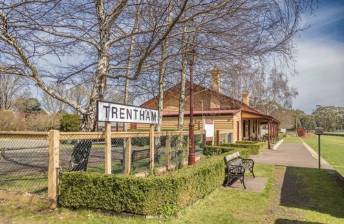Trentham Apartment | Nancy’s of Trentham | Stylish 3BR Walk to Town