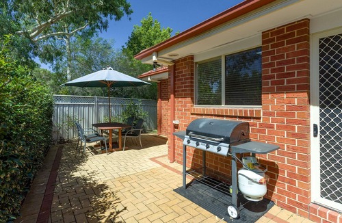 Albury House | Nathan Avenue Villa- comfortable, affordable townhouse with double garage - Three bedroom stylish townhouse with two queens, two singles and a trundle