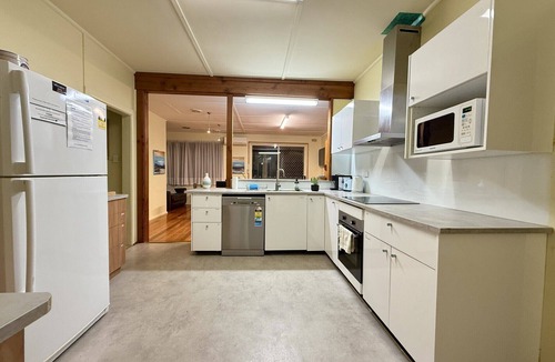 Rosebud House | Nautique: Rustic & Charming, Walk 2 Beach & Shops