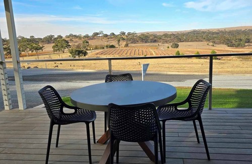 Emu Flat Villa | Neagles Retreat Villa 8-1 bedroom plus a sofa bed