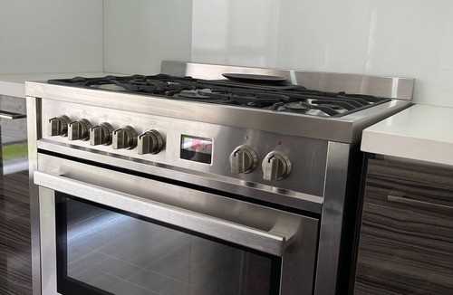 Laverton House | Nearby beaches. Stunning front & back yard. Super close to shops.