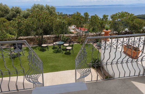 Ionia Apartment | Nefeli Sea View Stay - Mastiha Grove Suite, Chios