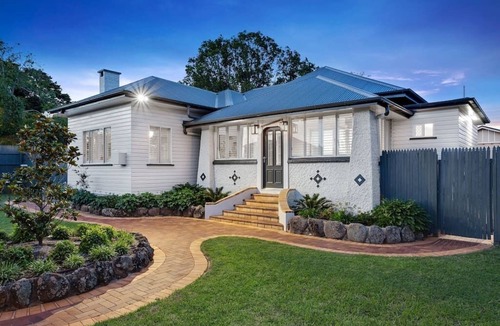 Toowoomba House | Nell’s Place - Stunning home, walk to CBD