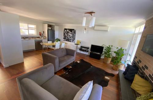 Mira Mar House | Nelson Cottage - relaxed retro, modern and original