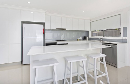 Lake Illawarra Apartment | New 3 bedroom Townhouse - 6 Adults & 2 children, a few mins walk to Beach & Lake