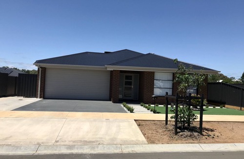 Strathfieldsaye House | New, modern & spacious in a perfect quiet location only 10 minutes from the city