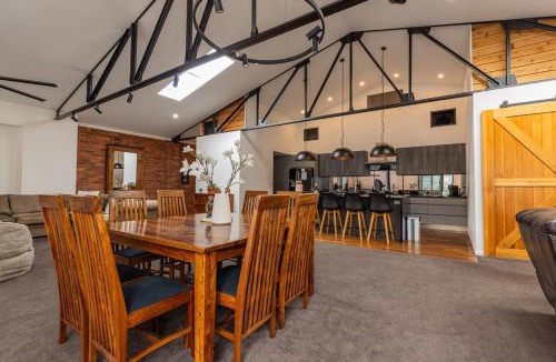 Newcastle West House | Newcastle CBD Penthouse, Spa & Entertainment