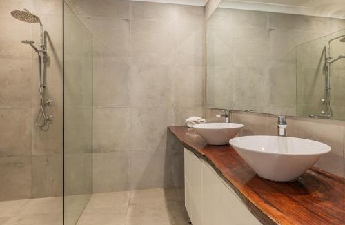 Newcastle West House | Newcastle CBD Penthouse, Spa & Entertainment