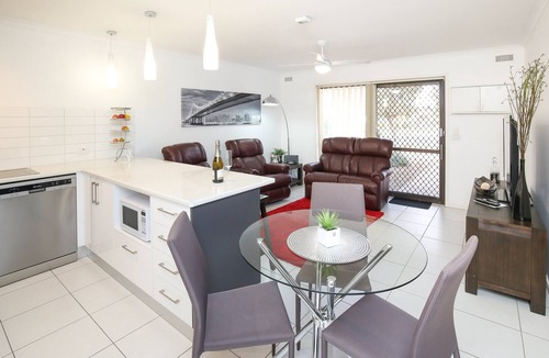Mildura Apartment | Newly renovated 2 x Queen Bedrooms, weekly service, central location, free wifi