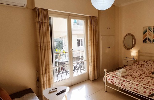 Dafni-Ymittos Apartment | Next to Metro! Bright Apartment with Fully Equipped Kitchen