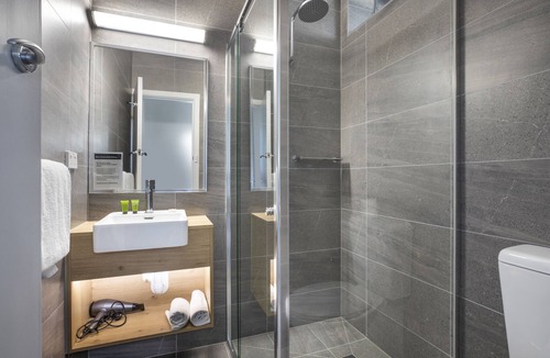 Airport West Hotel | Nightcap at Skyways Hotel