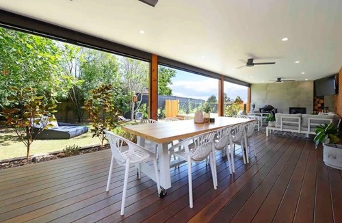 Frankston House | Nirvana Retreat - Large modern 4 bedroom house with large undercover area and outdoor spa