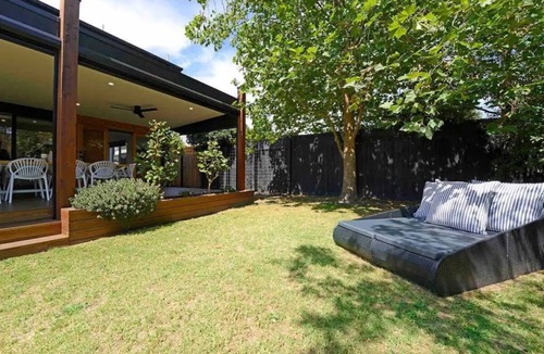 Frankston House | Nirvana Retreat - Large modern 4 bedroom house with large undercover area and outdoor spa