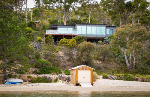 Dennes Point House | No41 Dennes Point -Beach holiday home
