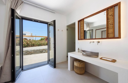 Santa Maria Villa | Noble Pearl Villa 3 Charming 4-bedroom Villa with Swimming pool & Jacuzzi