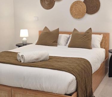 Burwood Apartment | Nomadic 2 bedroom Apt in Burwood near everything