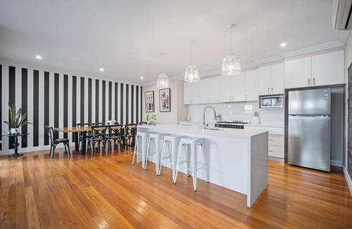 Turvey Park House | Norman's Rest - modern 5-bedroom home in Wagga
