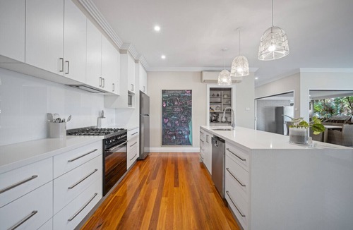 Turvey Park House | Norman's Rest - modern 5-bedroom home in Wagga