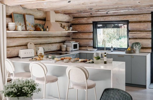 Macedon Cabin | Norsu Cabin Summary: