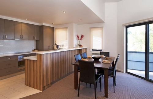 Jindabyne House | Northview 2 - Modern 2BR Townhouse l Lake View l Central Location l Spa Bath l WiFi