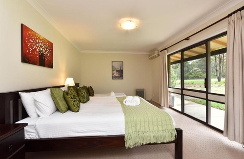 Nulkaba House | Nulkaba Escape, super central, walk to Zoo, short drive to Potters + Wineries