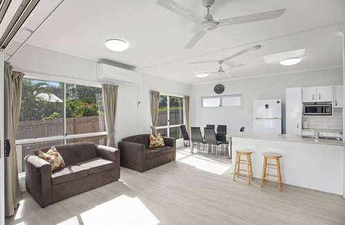Scotts Head House | OAHU, part of the Ohana Surf Bungalows (<5 minute walk to beach and shops).