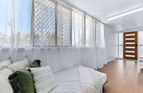 Torquay House | Oasis on Bideford quiet pet friendly location