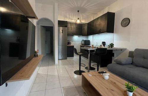 Nea Alikarnassos Apartment | Obsidian Urban Suite , next to Heraklion Airport