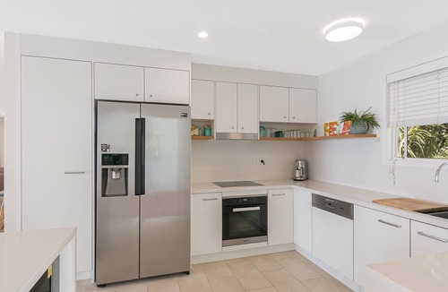 Currumbin House | Ocean Blue on Currumbin Hill - Pet Friendly - Min. 3 night stays & Linen Provided!