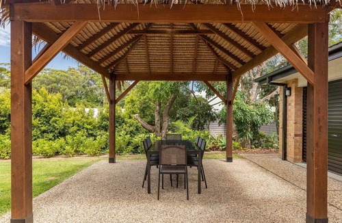 Boomerang Beach House | Ocean Breeze on Cooper - Stylish coastal beach house 5min walk to Boomerang Beach