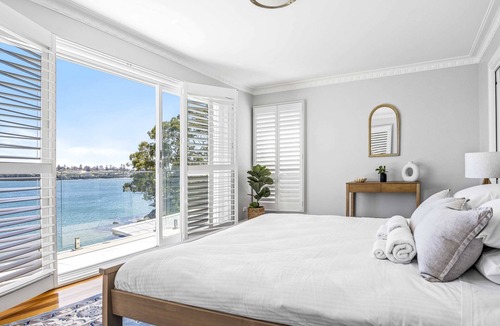 Bundeena House | Ocean Front Luxury - The Lambeth Walk