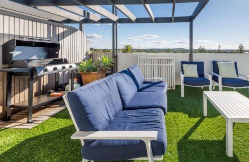Moffat Beach Apartment | Ocean Front Views with Rooftop Terrace
