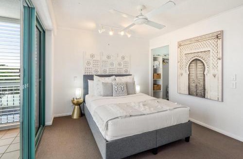 Moffat Beach Apartment | Ocean Front Views with Rooftop Terrace