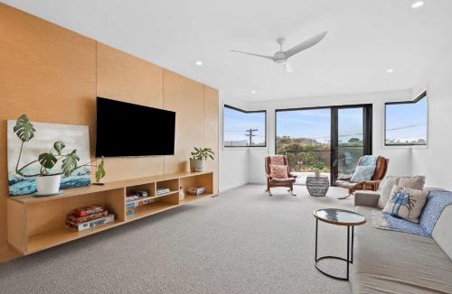 Jan Juc House | Ocean Golf Course and Parkland Views 250m to Sand